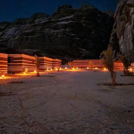 Moon Night Camp Hotel Wadi Rum Buitenkant foto