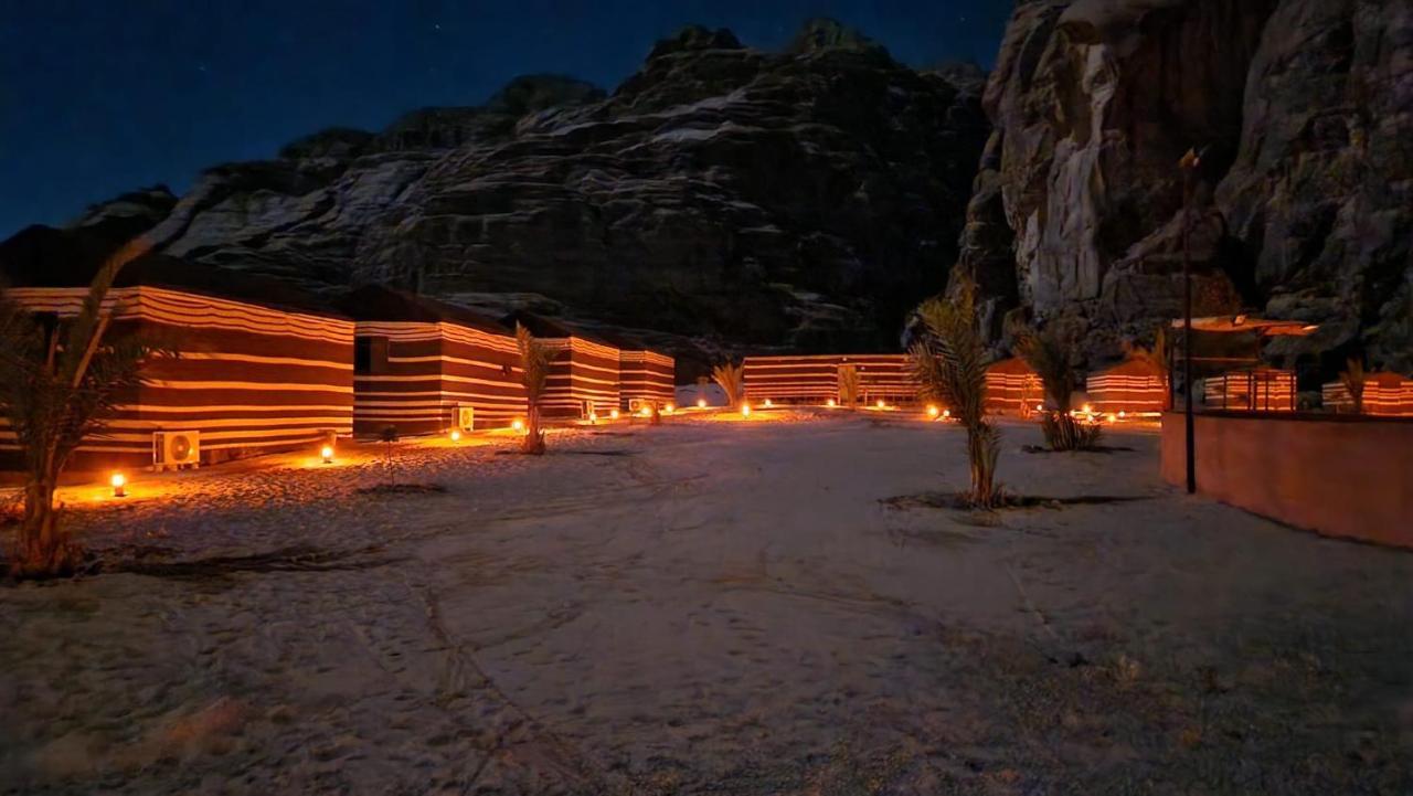 Moon Night Camp Hotel Wadi Rum Buitenkant foto