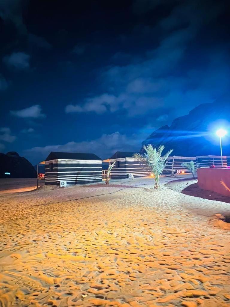 Moon Night Camp Hotel Wadi Rum Buitenkant foto